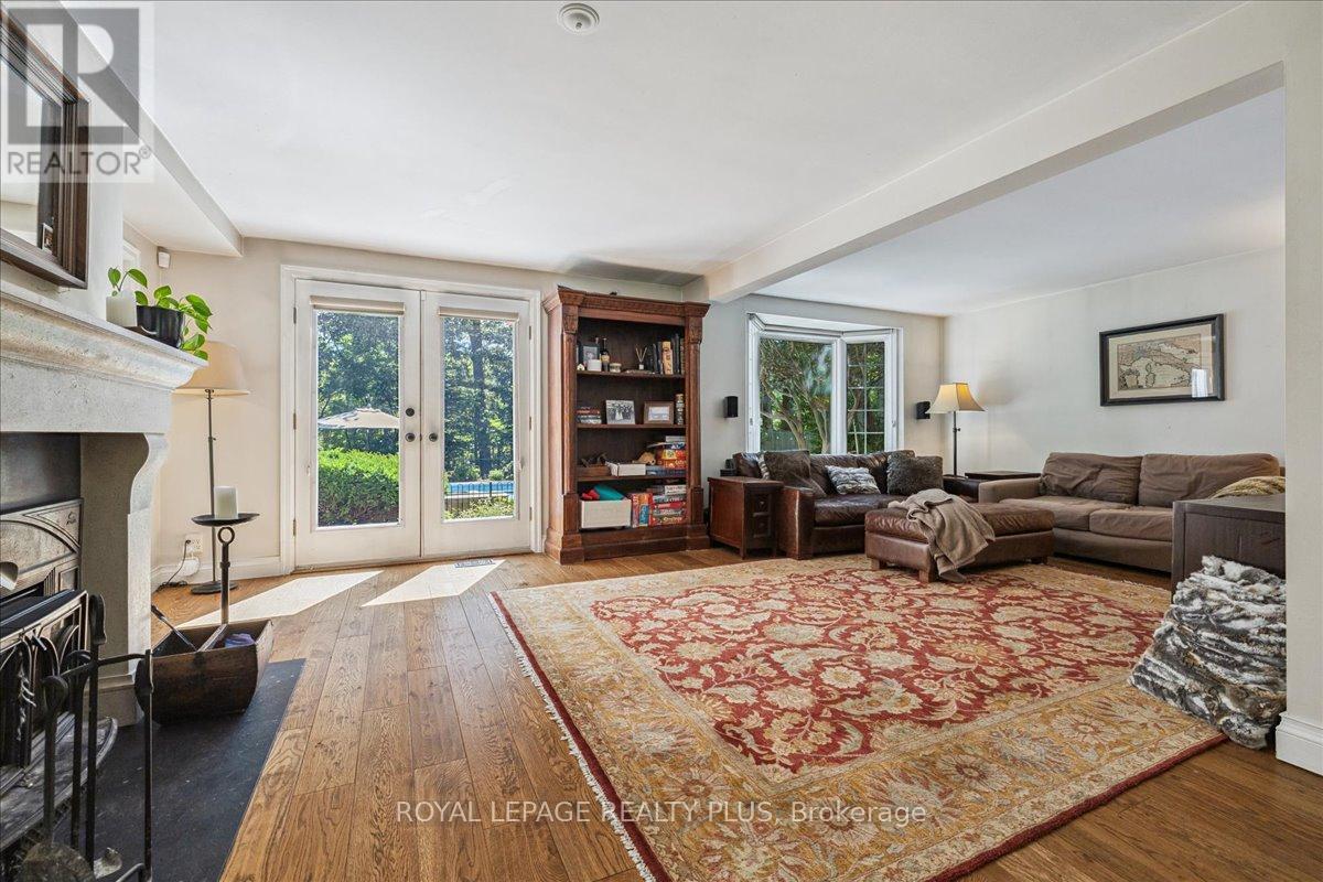 1258 Ravine Drive, Mississauga, ON - Indoor Photo Showing Living Room With Fireplace