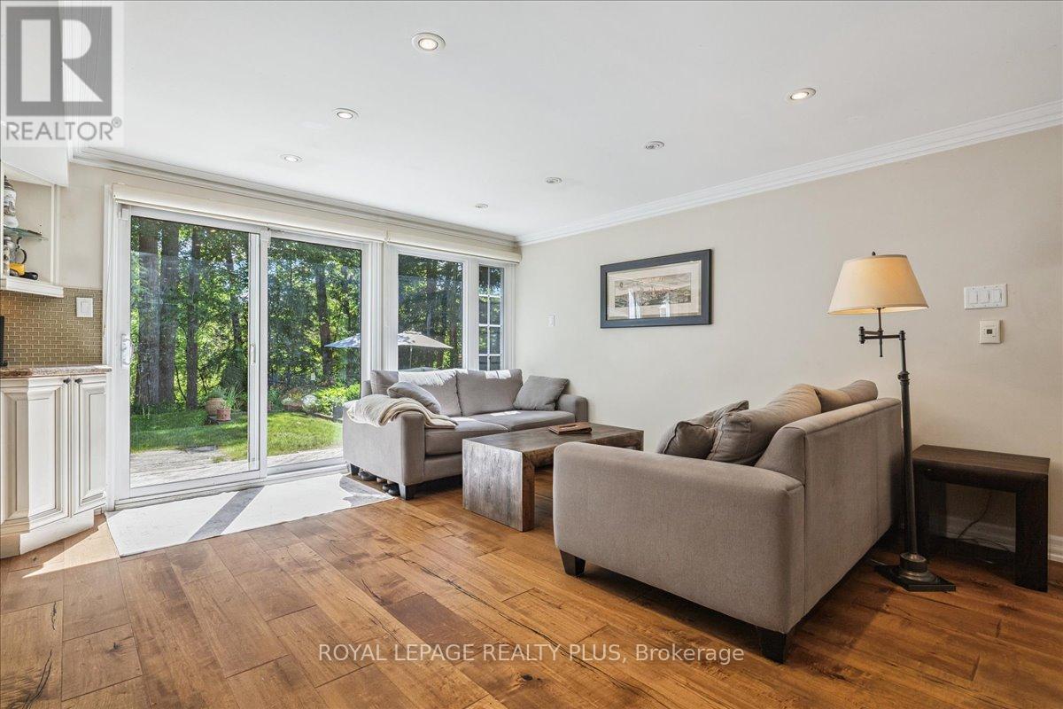 1258 Ravine Drive, Mississauga, ON - Indoor Photo Showing Living Room