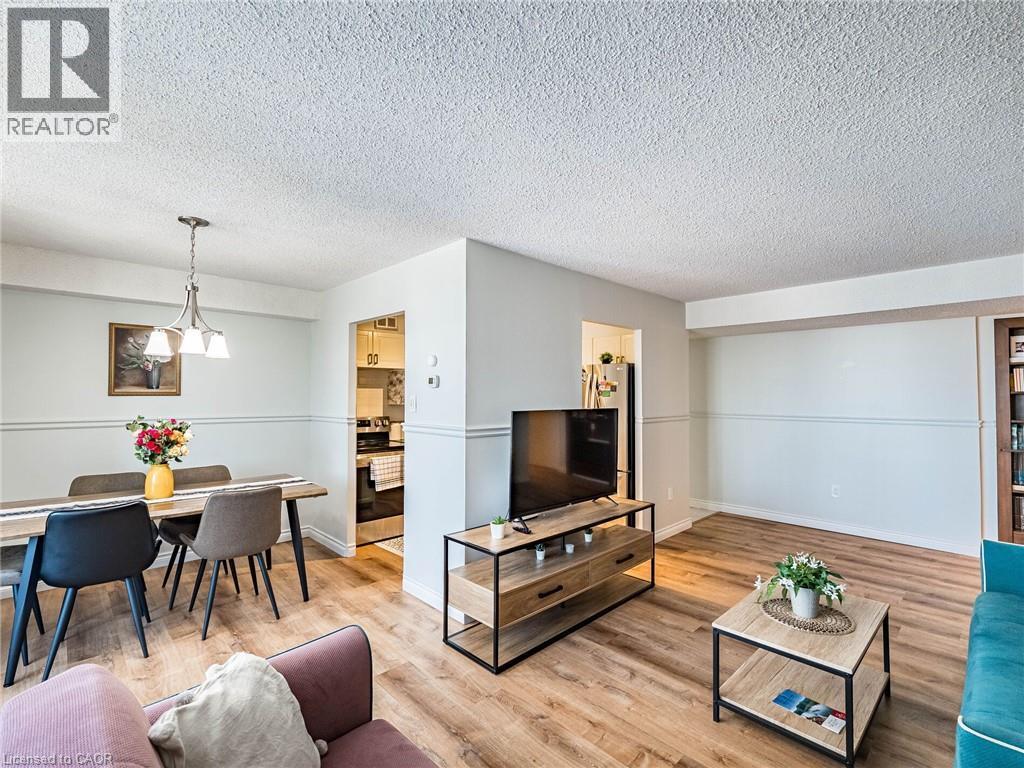 20 William Roe Boulevard Unit# 308, Newmarket, ON - Indoor Photo Showing Living Room
