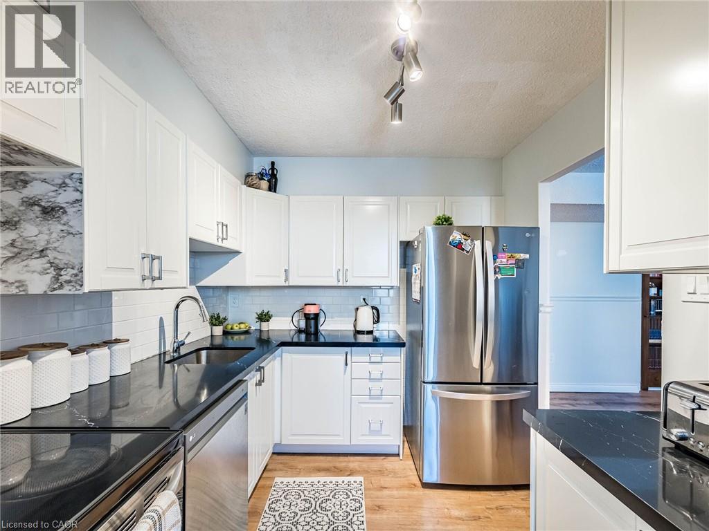 20 William Roe Boulevard Unit# 308, Newmarket, ON - Indoor Photo Showing Kitchen With Stainless Steel Kitchen