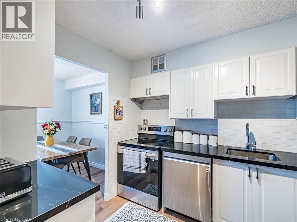 20 William Roe Boulevard Unit# 308, Newmarket, ON - Indoor Photo Showing Kitchen With Stainless Steel Kitchen