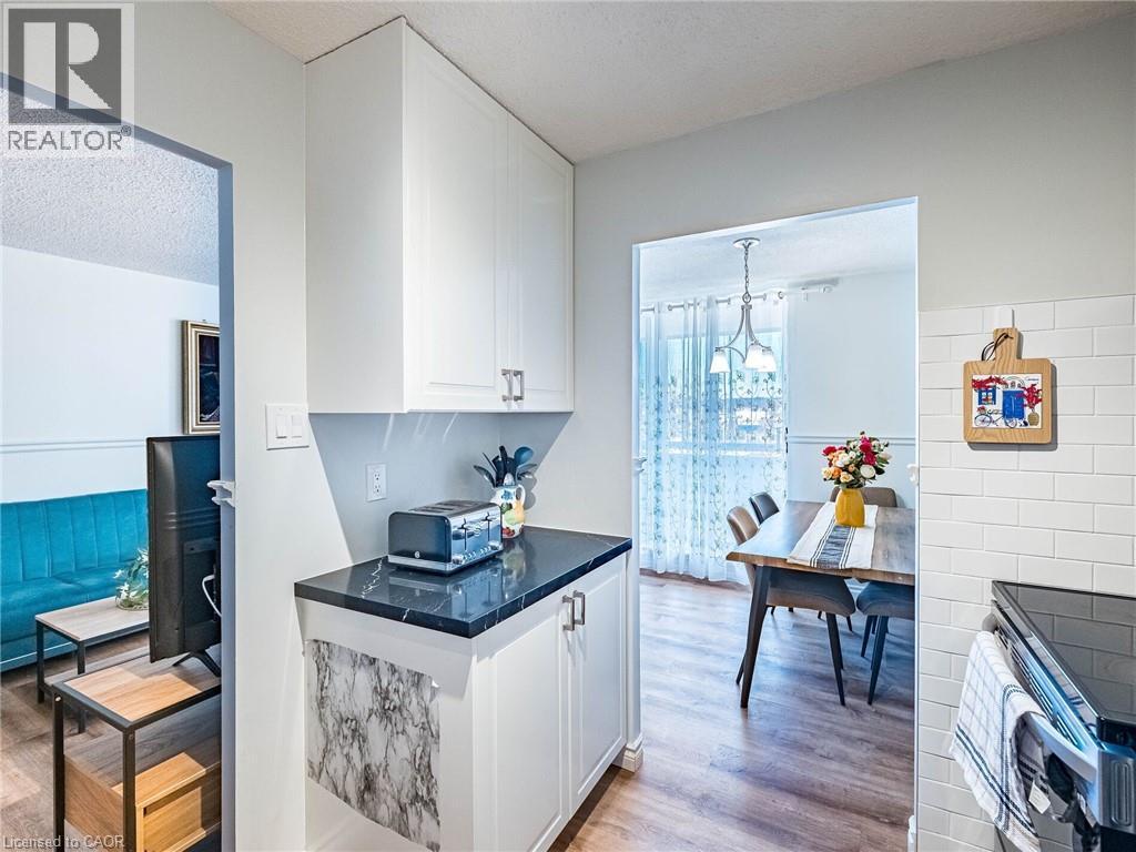 20 William Roe Boulevard Unit# 308, Newmarket, ON - Indoor Photo Showing Kitchen