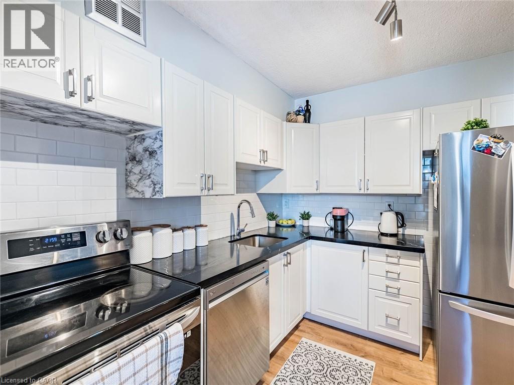 20 William Roe Boulevard Unit# 308, Newmarket, ON - Indoor Photo Showing Kitchen With Stainless Steel Kitchen With Upgraded Kitchen