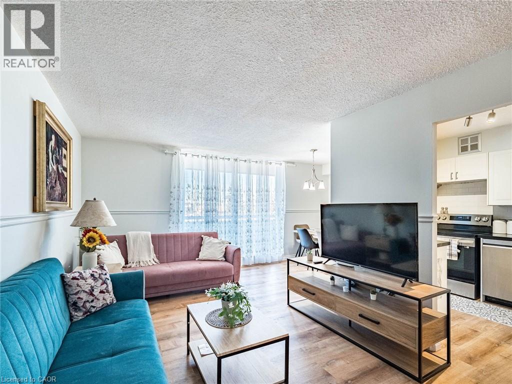 20 William Roe Boulevard Unit# 308, Newmarket, ON - Indoor Photo Showing Living Room
