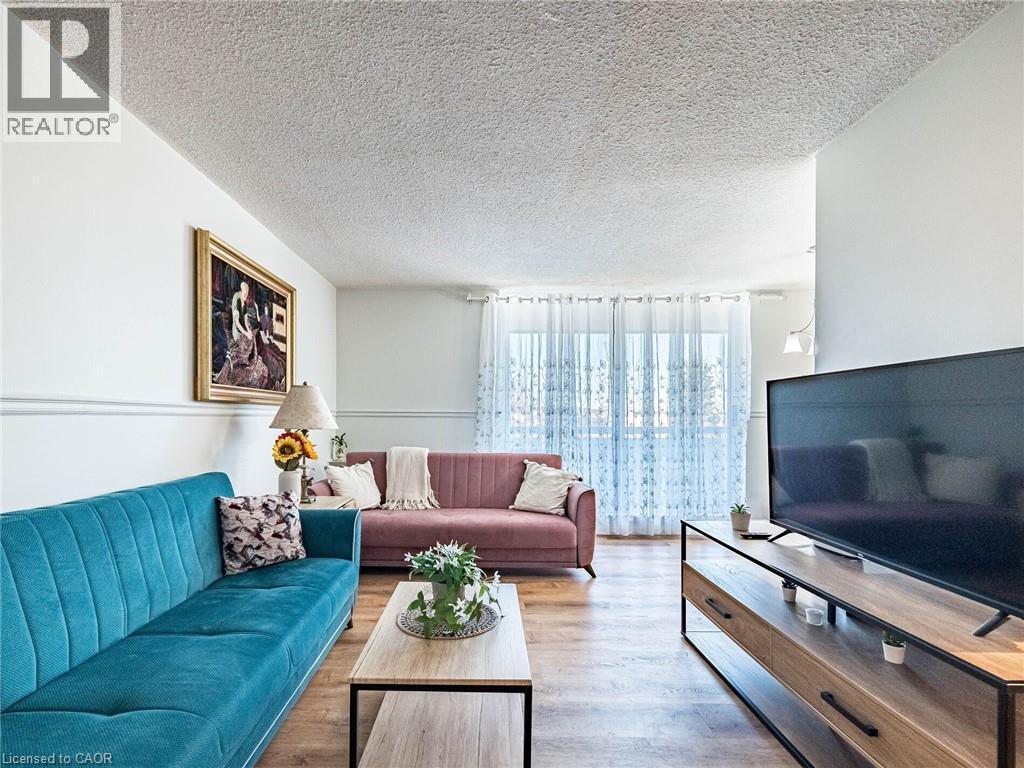 20 William Roe Boulevard Unit# 308, Newmarket, ON - Indoor Photo Showing Living Room