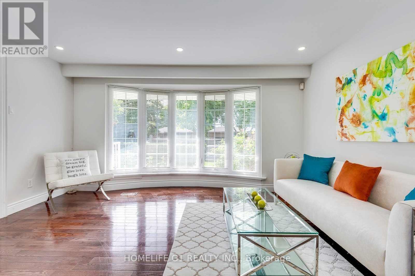 Upper - 2503 Constable Road, Mississauga, ON - Indoor Photo Showing Living Room