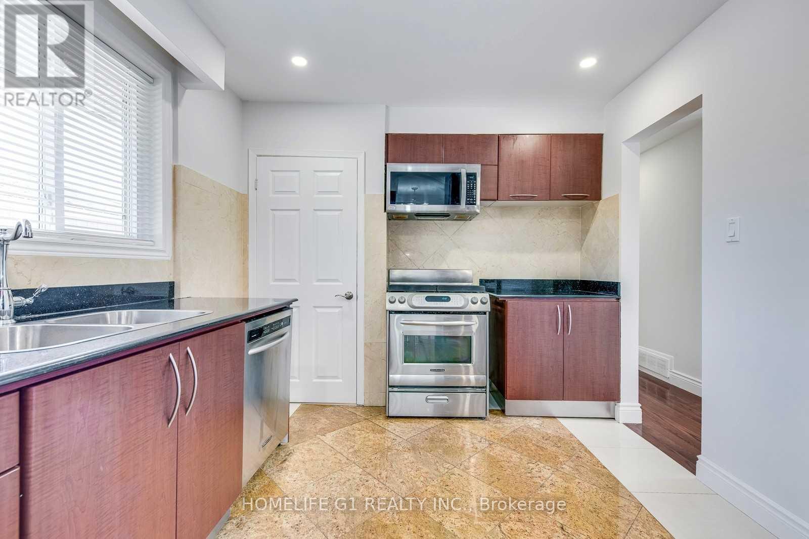 Upper - 2503 Constable Road, Mississauga, ON - Indoor Photo Showing Kitchen With Double Sink