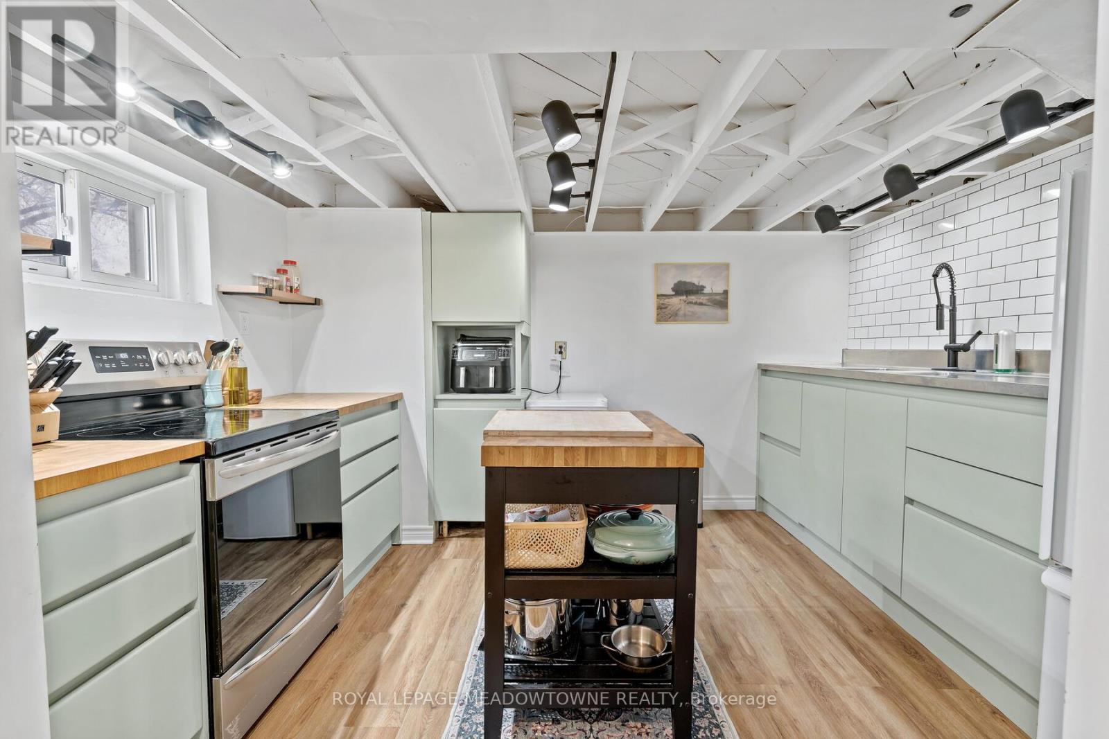 2 Ostrander Boulevard, Halton Hills, ON - Indoor Photo Showing Kitchen