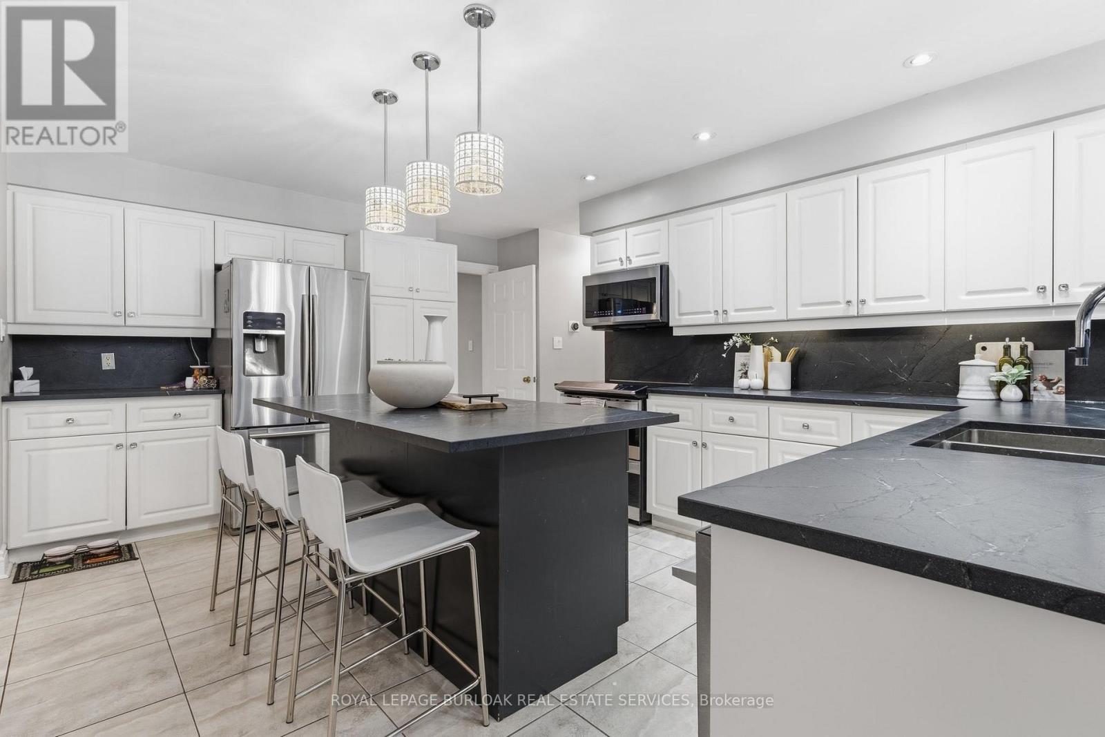 117 Miller Drive, Hamilton, ON - Indoor Photo Showing Kitchen With Double Sink With Upgraded Kitchen
