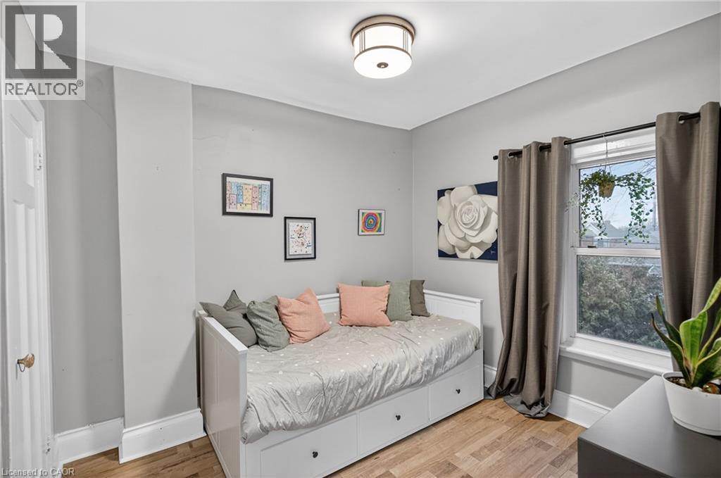 27 Mayflower Avenue, Hamilton, ON