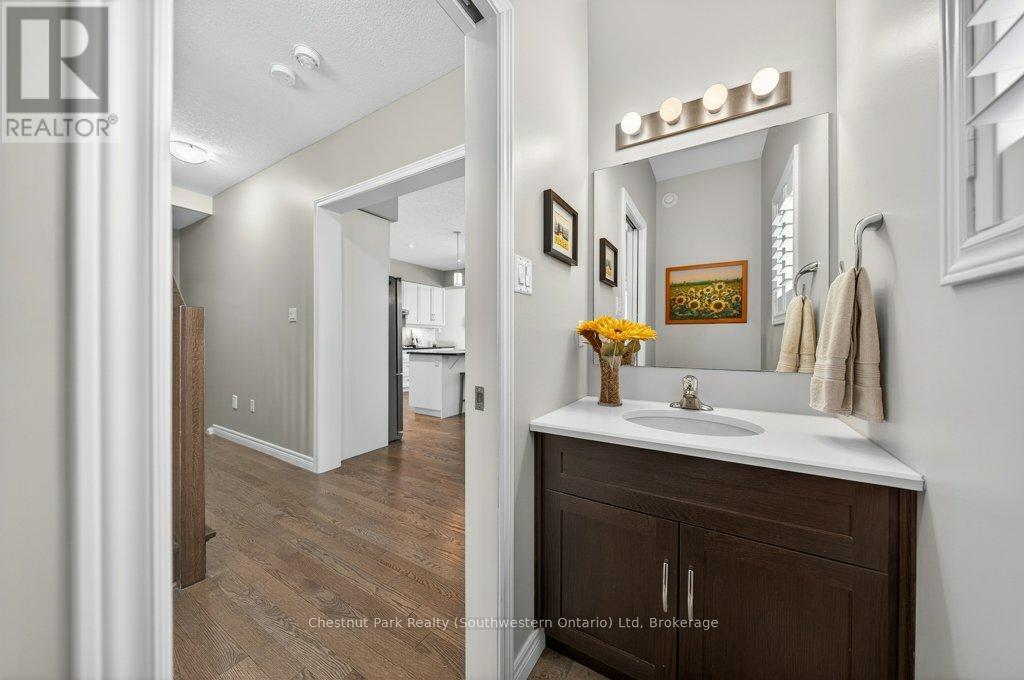 Main floor powder bath - 22 Rooke Court, Guelph (Willow West/Sugarbush/West Acres), ON