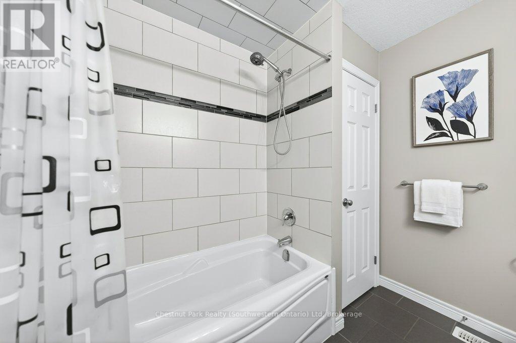 22 Rooke Court, Guelph (Willow West/Sugarbush/West Acres), ON