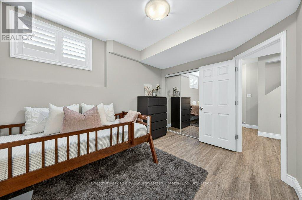 22 Rooke Court, Guelph (Willow West/Sugarbush/West Acres), ON