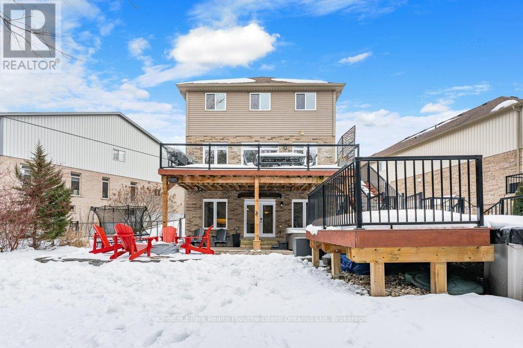 Large backyard with above ground pool + hot tub - 22 Rooke Court, Guelph (Willow West/Sugarbush/West Acres), ON