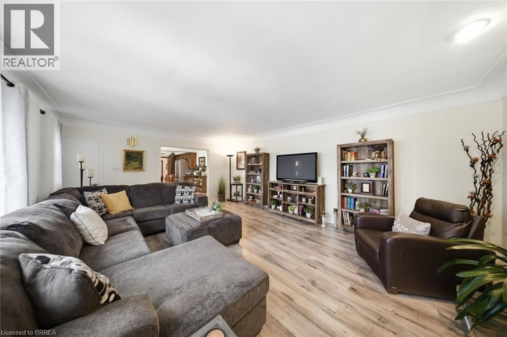 15 Talbot Street, Courtland, ON - Indoor Photo Showing Living Room