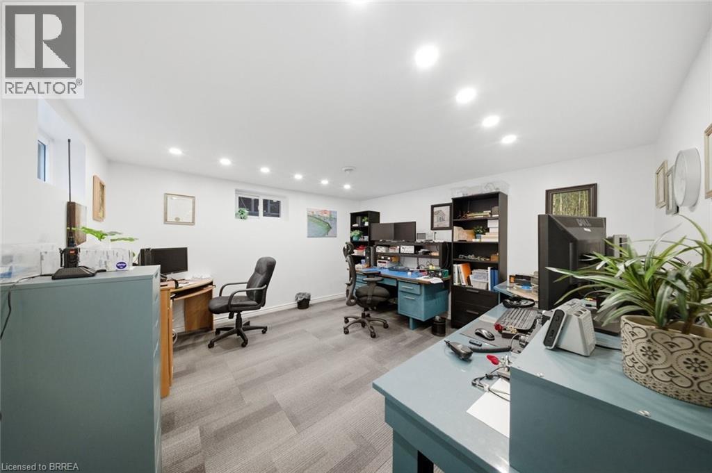 15 Talbot Street, Courtland, ON - Indoor