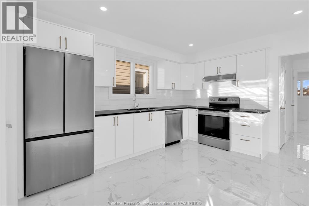 1510 Langlois, Windsor, ON - Indoor Photo Showing Kitchen