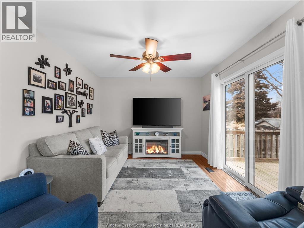 46 Brush Crescent, Amherstburg, ON - Indoor Photo Showing Living Room With Fireplace