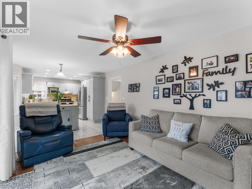 46 Brush Crescent, Amherstburg, ON - Indoor Photo Showing Living Room
