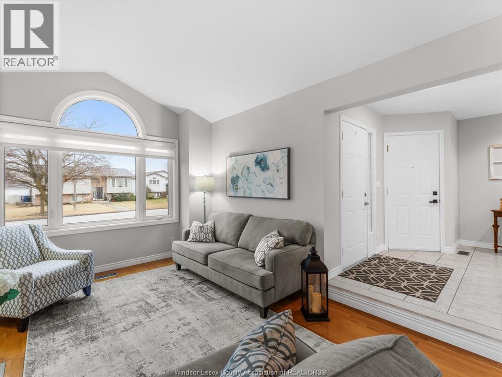 46 Brush Crescent, Amherstburg, ON - Indoor Photo Showing Living Room