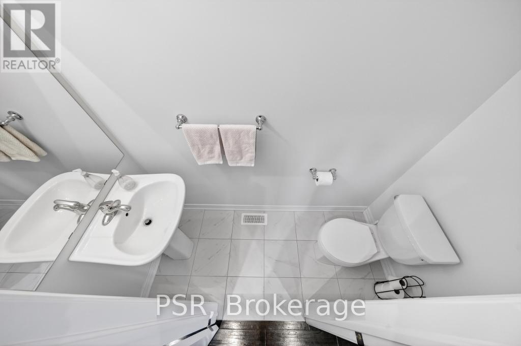 9 Starling Drive, Hamilton, ON - Indoor Photo Showing Bathroom