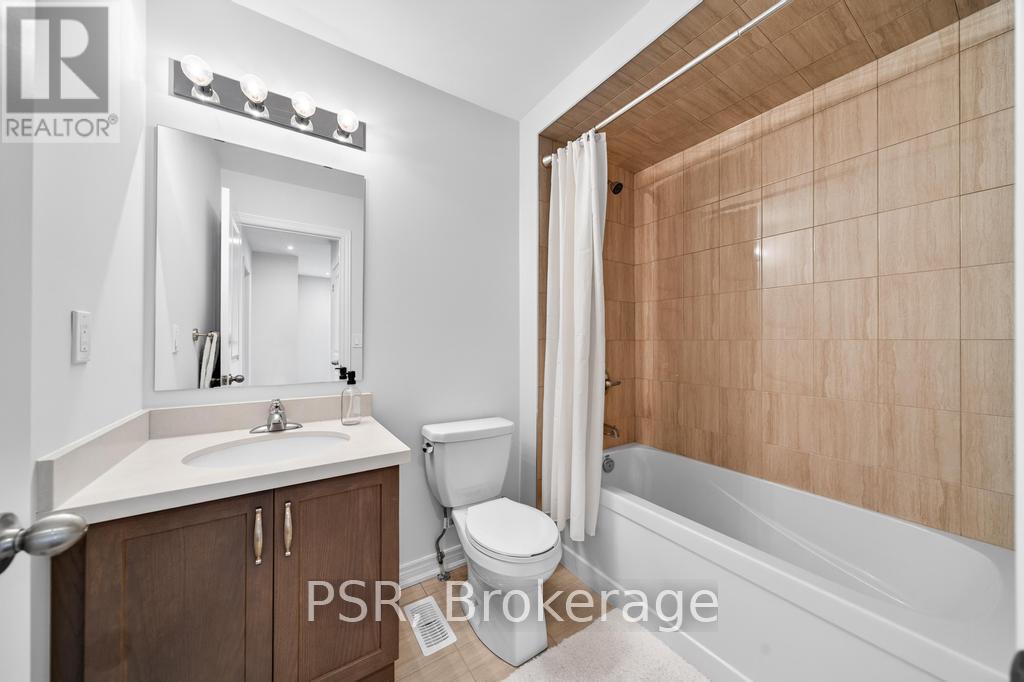 9 Starling Drive, Hamilton, ON - Indoor Photo Showing Bathroom