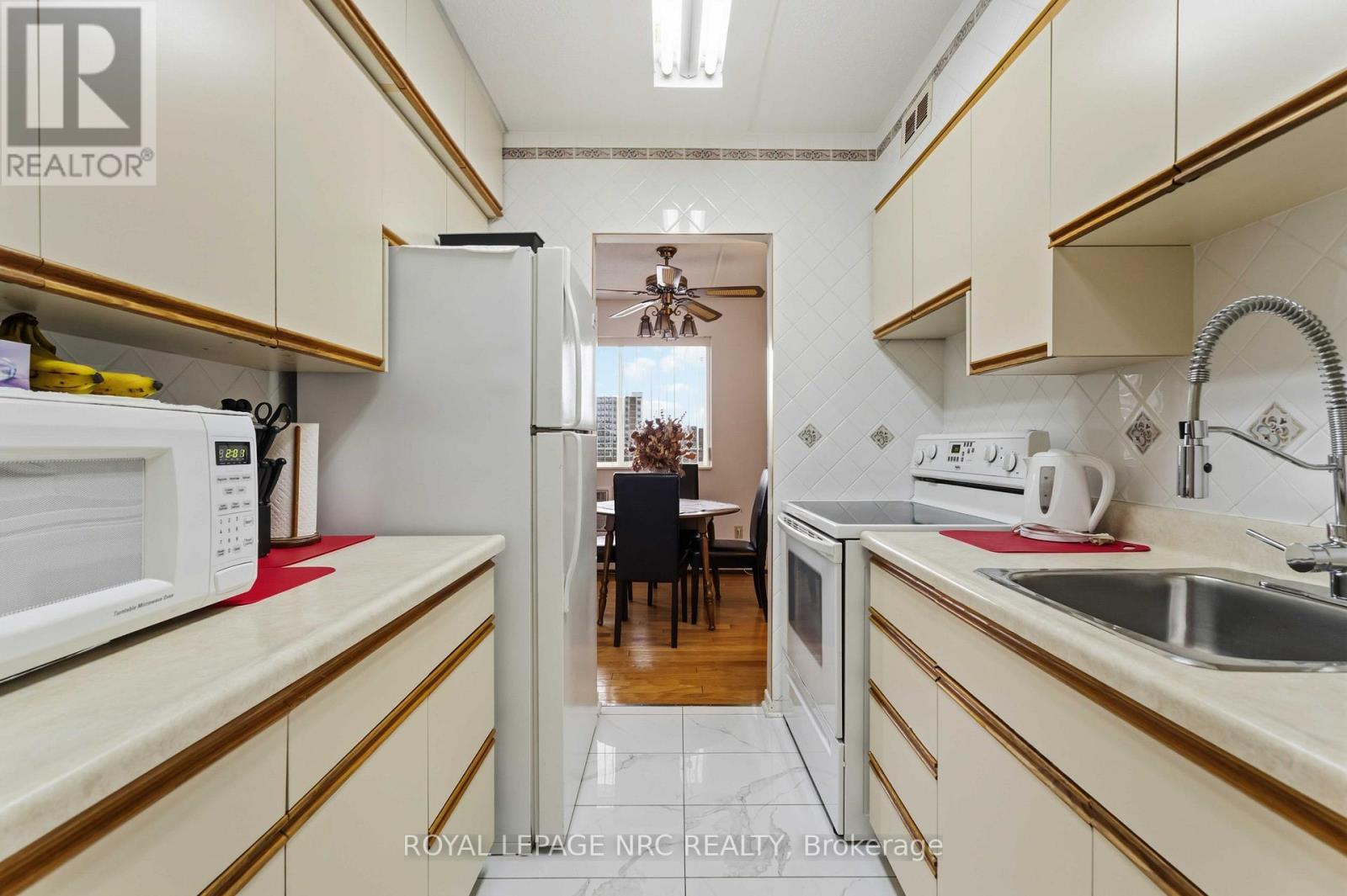 418 - 198 Scott Street, St. Catharines (Fairview), ON - Indoor Photo Showing Kitchen