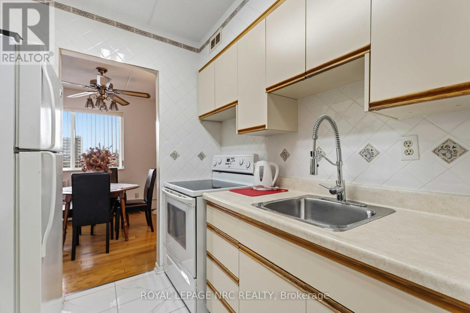 418 - 198 Scott Street, St. Catharines (Fairview), ON - Indoor Photo Showing Kitchen