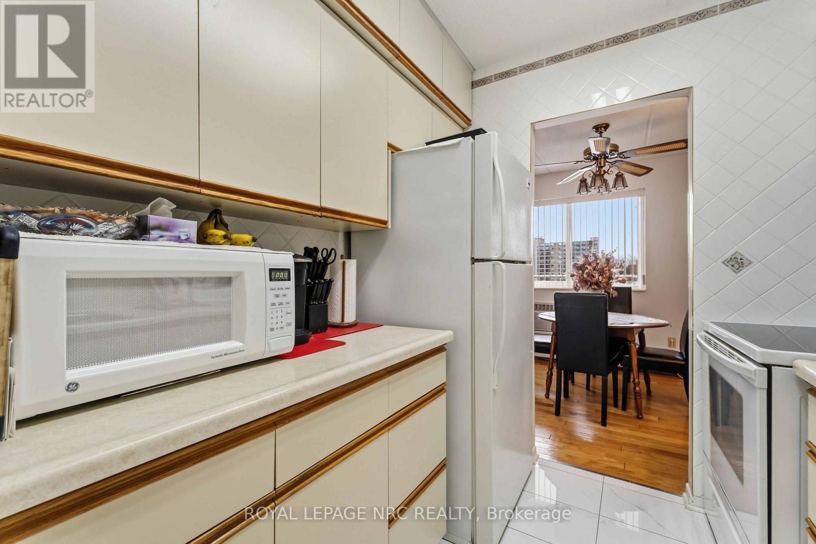 418 - 198 Scott Street, St. Catharines (Fairview), ON - Indoor Photo Showing Kitchen