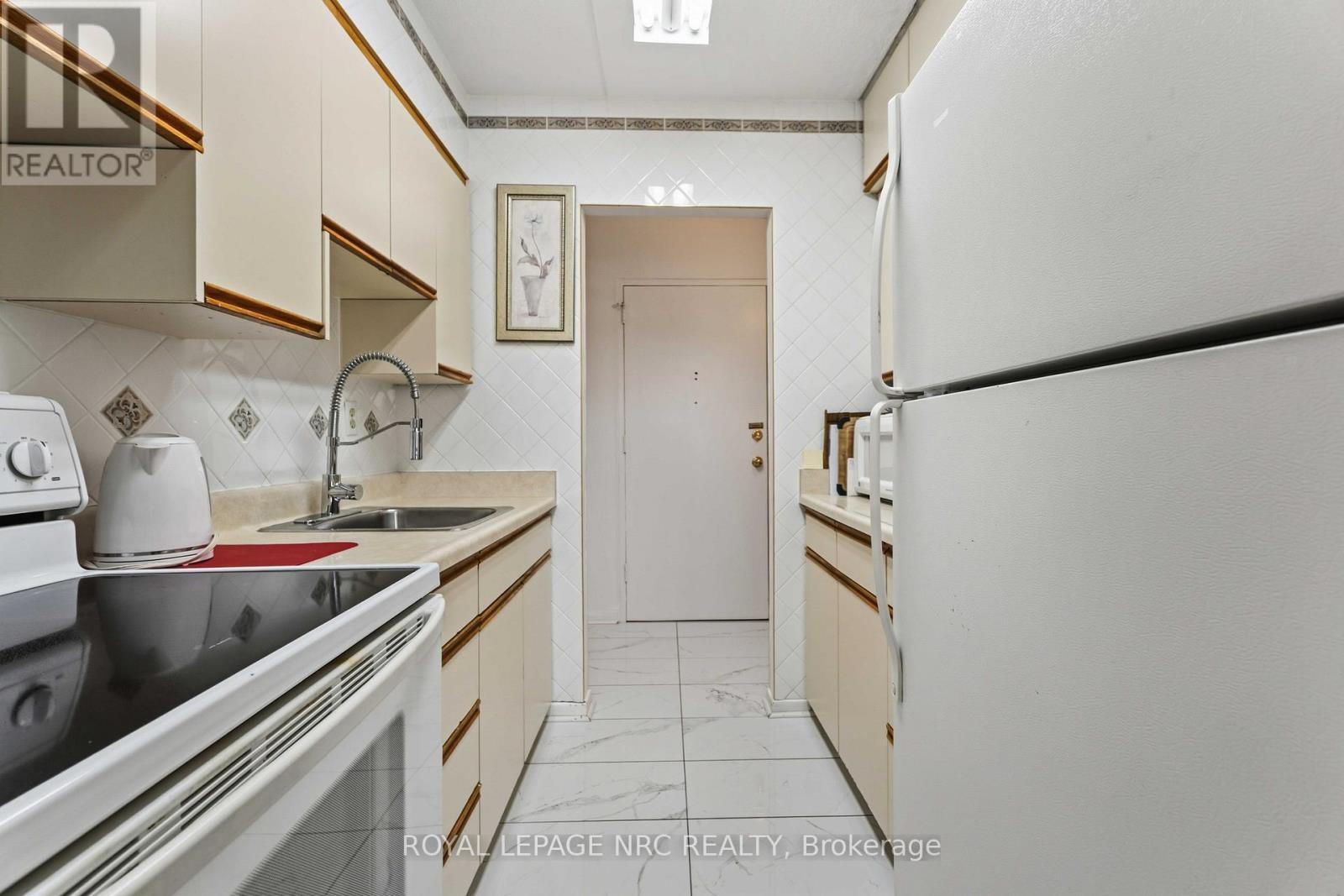 418 - 198 Scott Street, St. Catharines (Fairview), ON - Indoor Photo Showing Kitchen