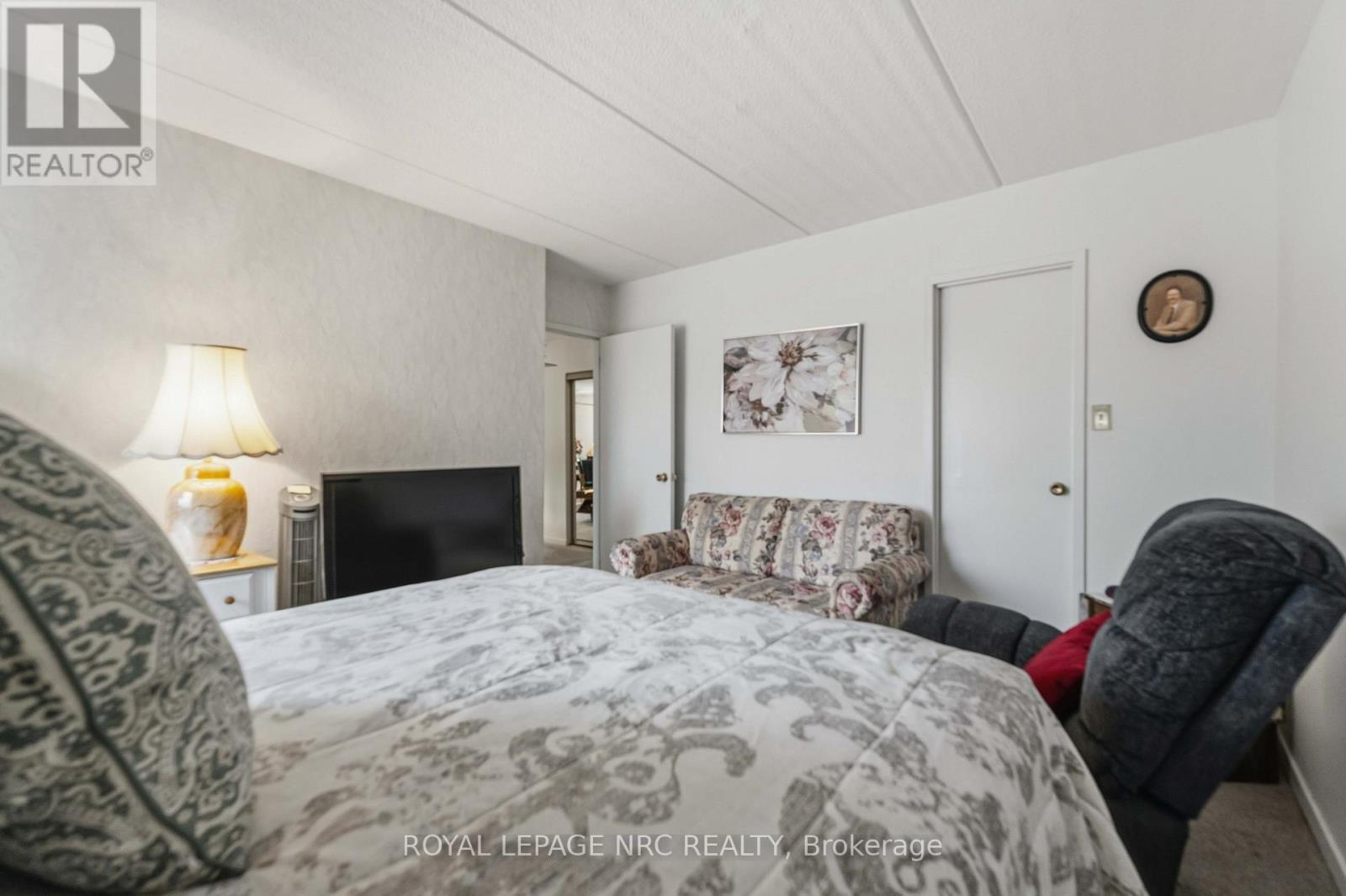 418 - 198 Scott Street, St. Catharines (Fairview), ON - Indoor Photo Showing Bedroom