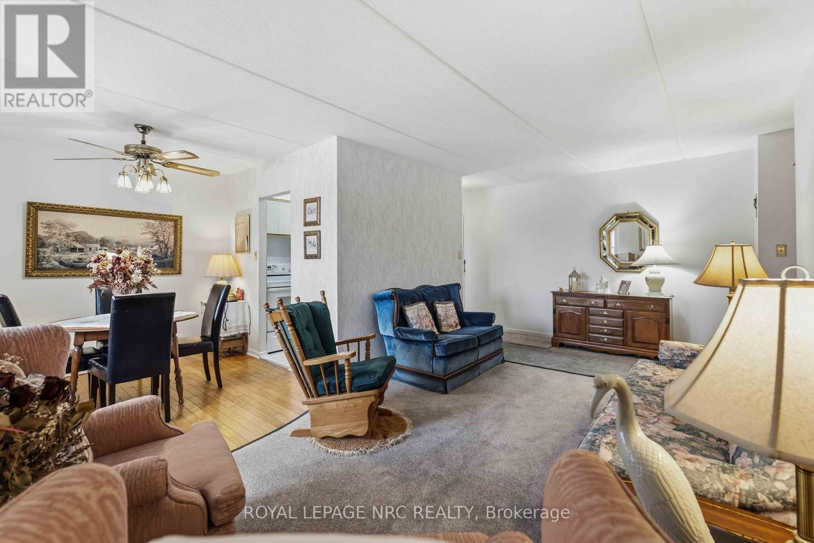 418 - 198 Scott Street, St. Catharines (Fairview), ON - Indoor Photo Showing Living Room