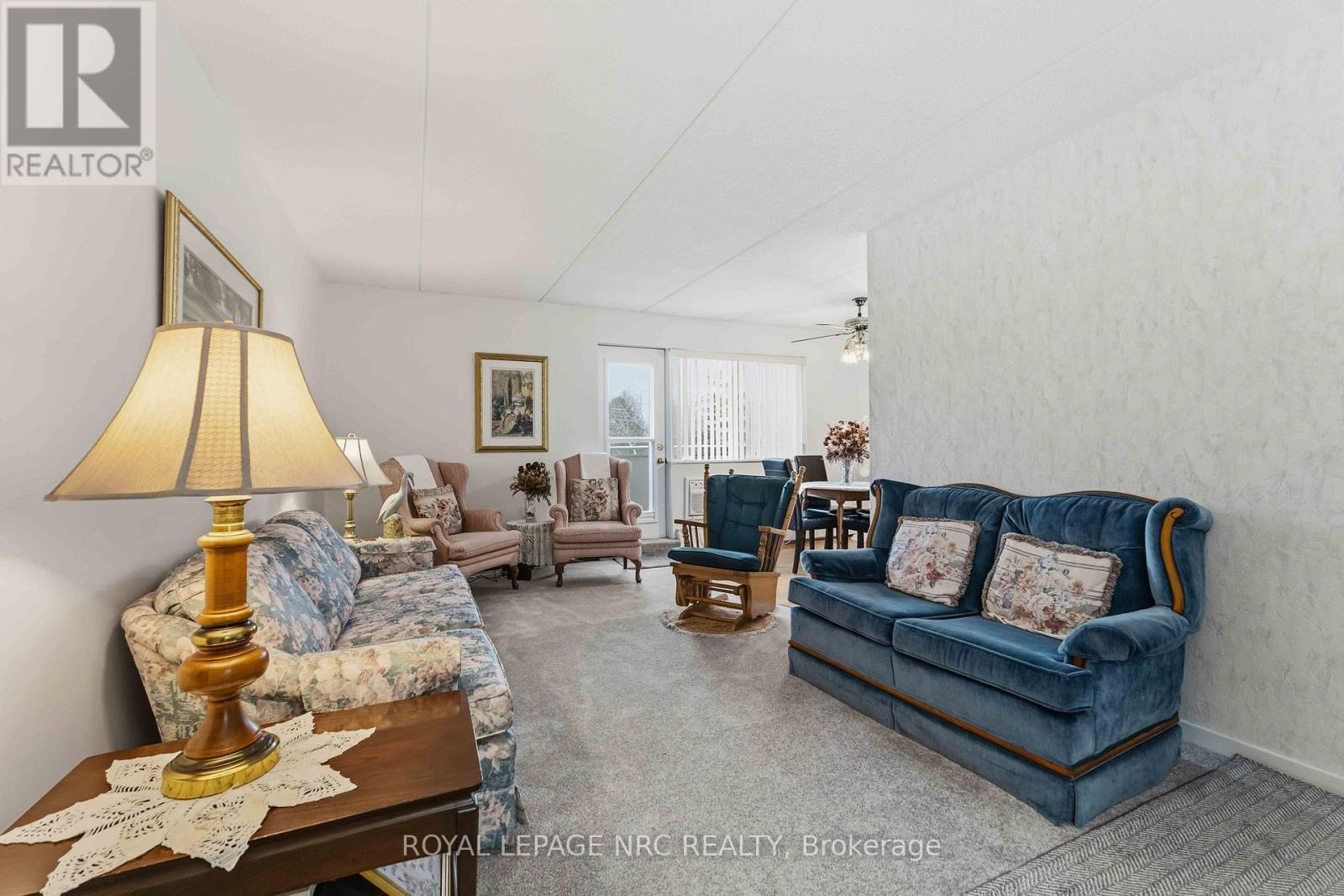 418 - 198 Scott Street, St. Catharines (Fairview), ON - Indoor Photo Showing Living Room