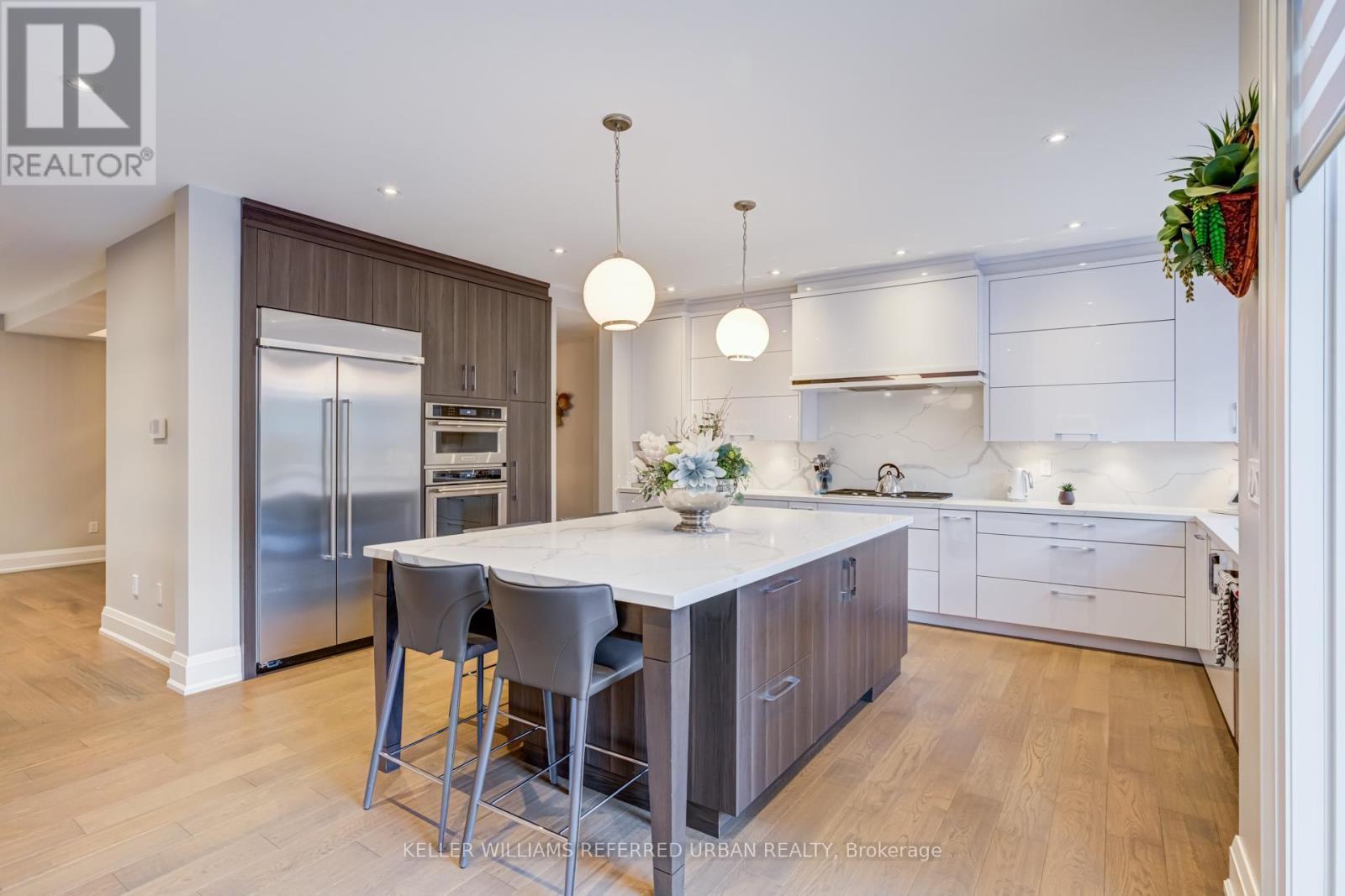 1376 Applewood Road, Mississauga, ON - Indoor Photo Showing Kitchen With Upgraded Kitchen