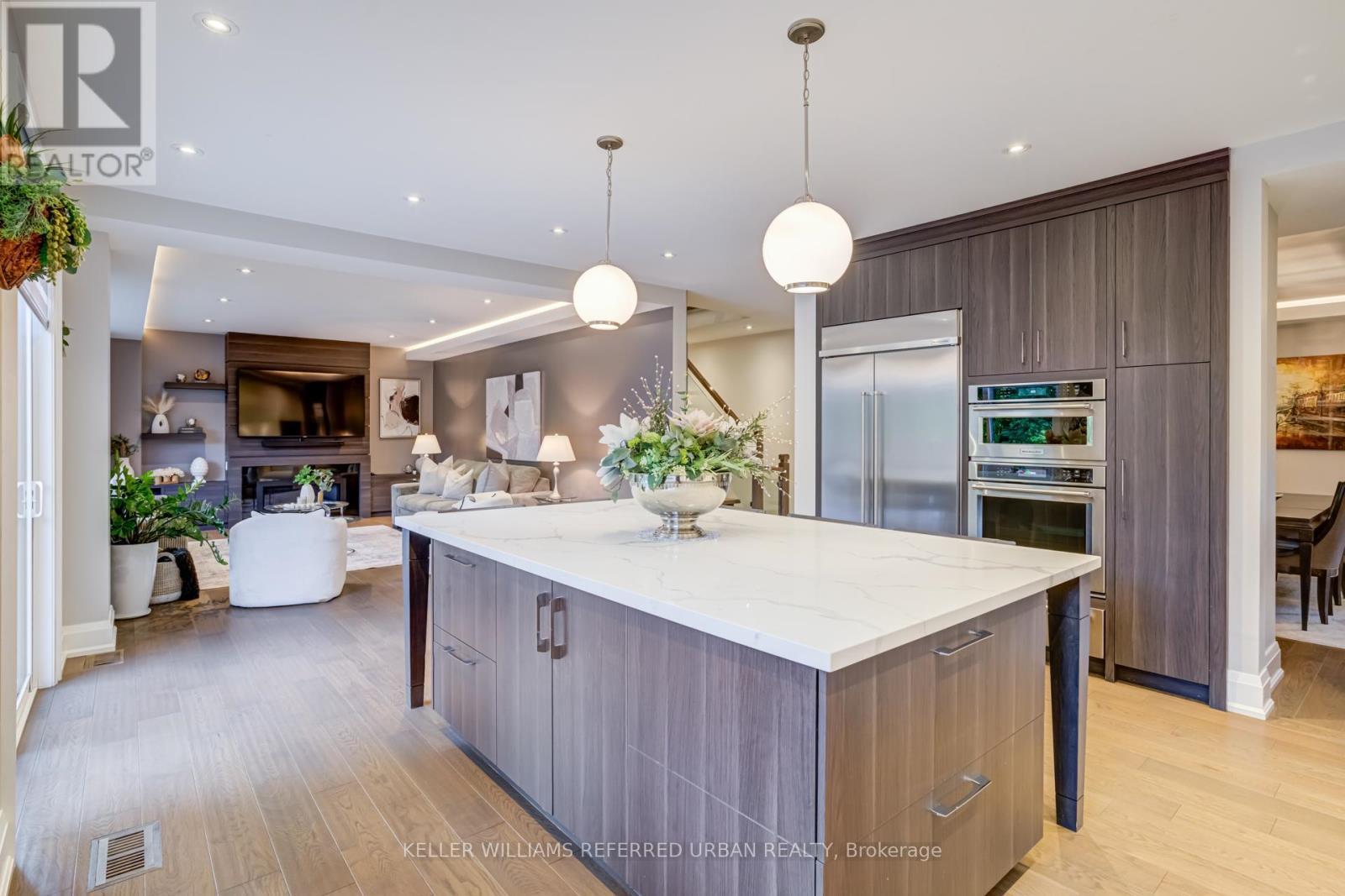 1376 Applewood Road, Mississauga, ON - Indoor Photo Showing Kitchen With Upgraded Kitchen