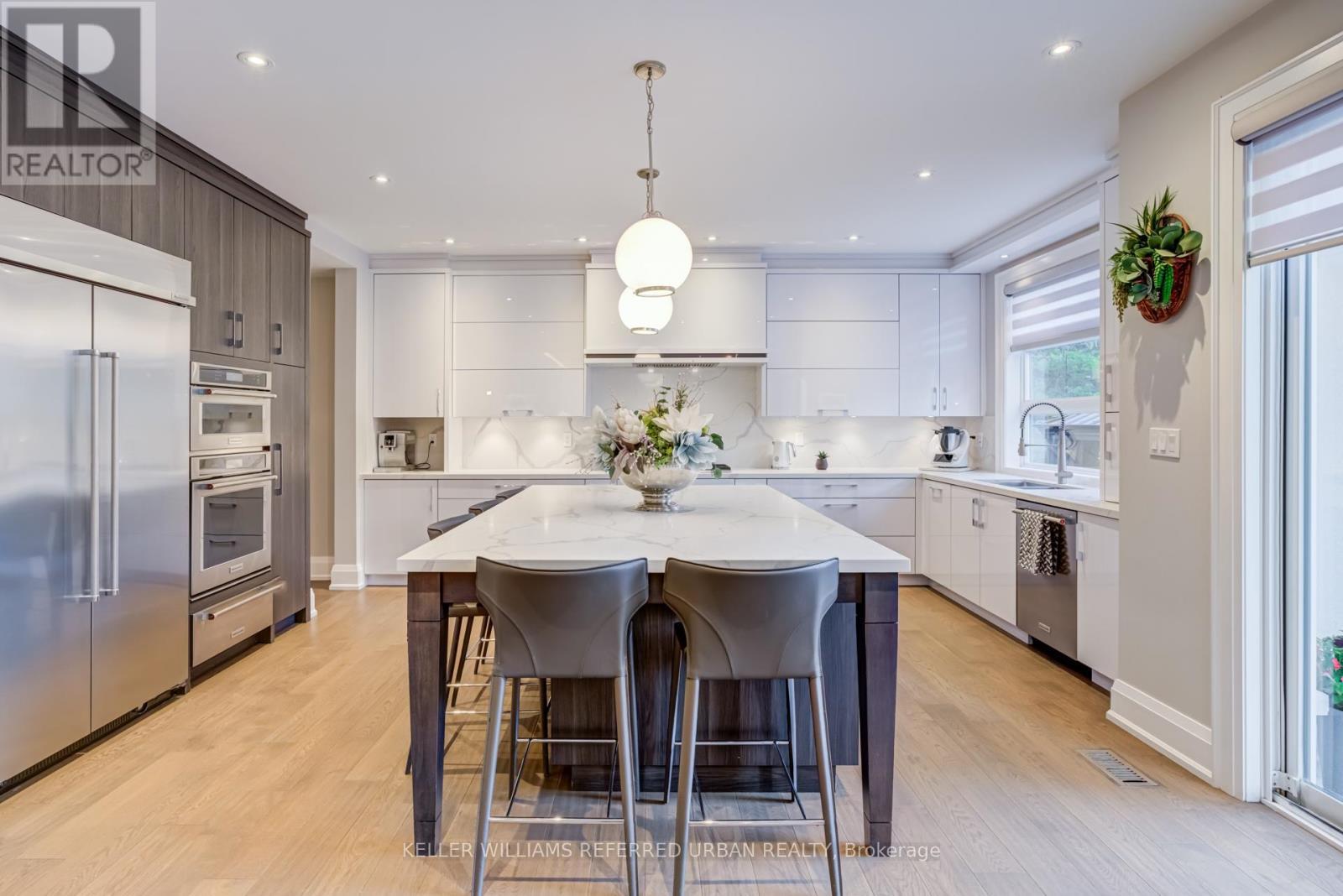 1376 Applewood Road, Mississauga, ON - Indoor Photo Showing Kitchen With Upgraded Kitchen