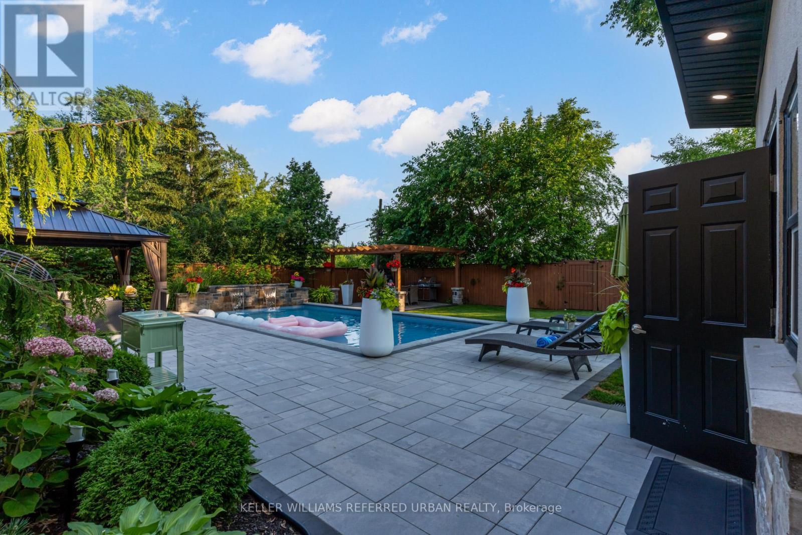 1376 Applewood Road, Mississauga, ON - Outdoor With In Ground Pool