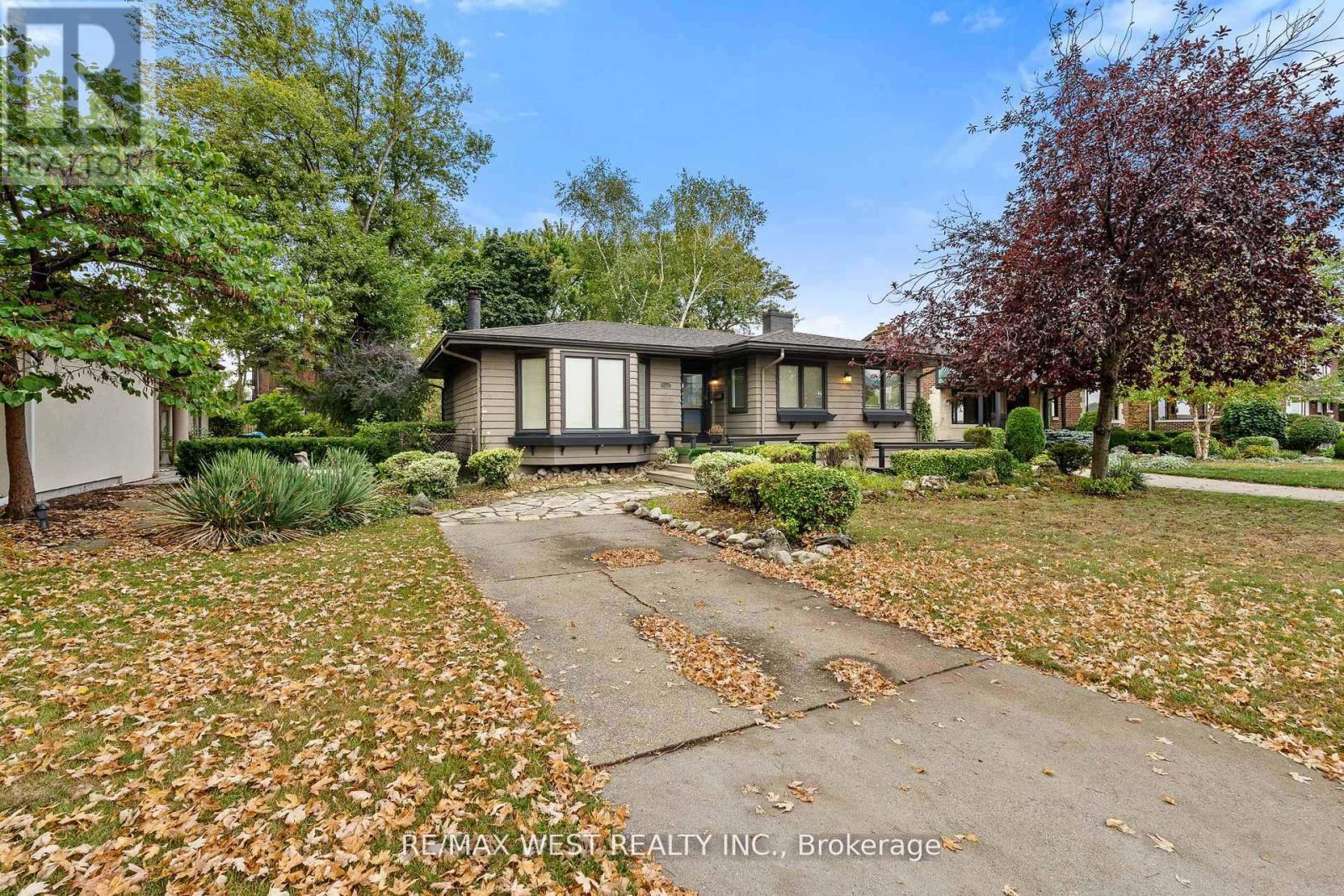 2437 Riverside Drive W, Windsor, ON - Outdoor