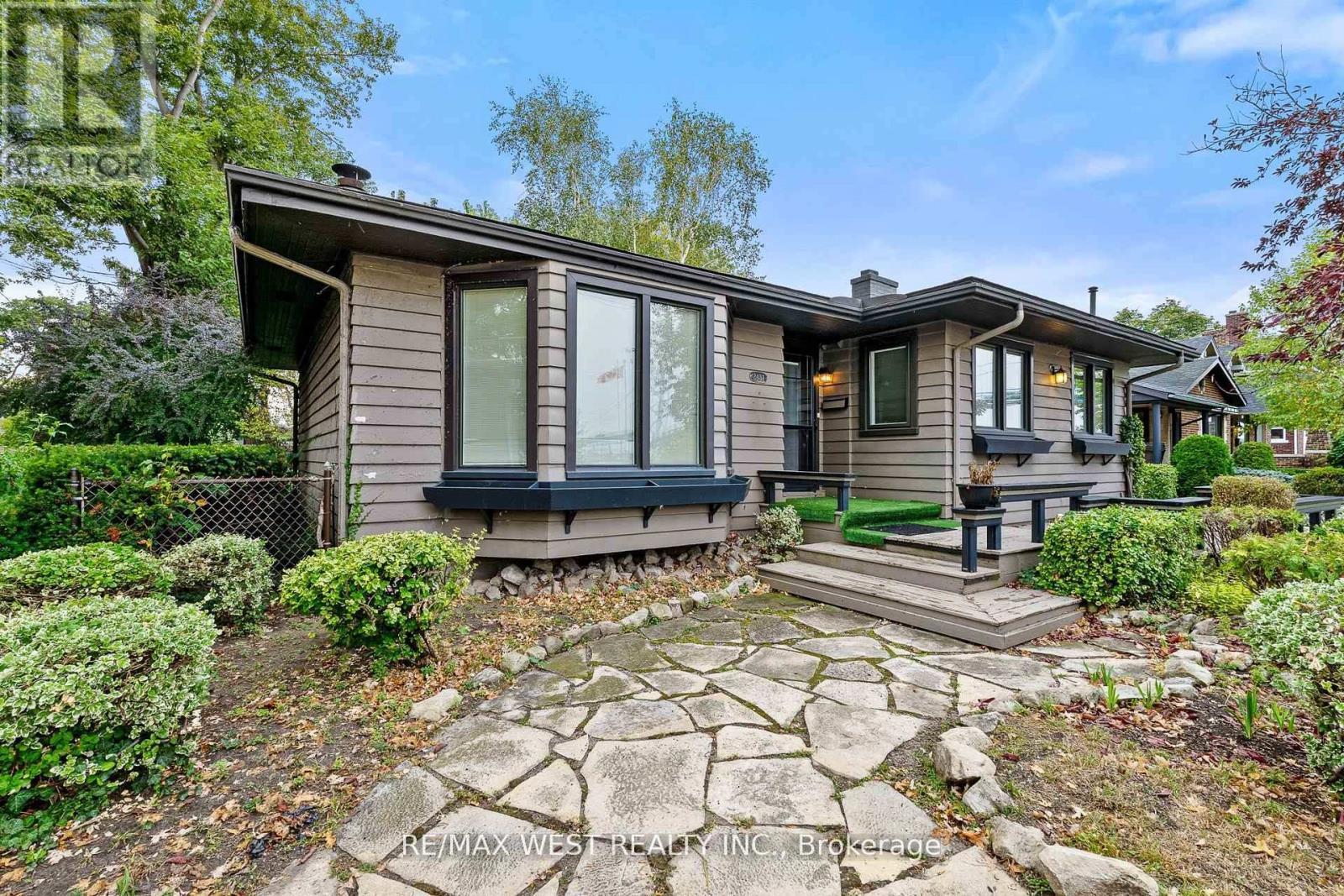 2437 Riverside Drive W, Windsor, ON - Outdoor