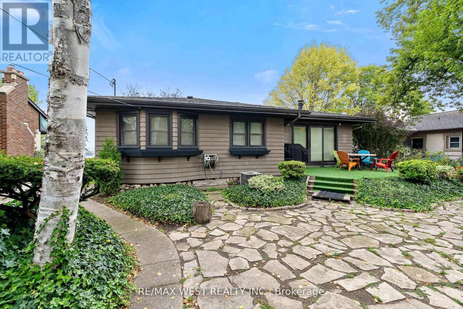 2437 Riverside Drive W, Windsor, ON - Outdoor
