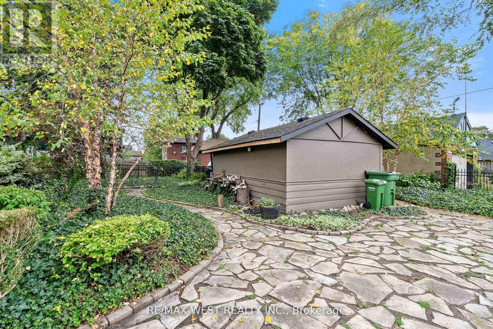 2437 Riverside Drive W, Windsor, ON - Outdoor