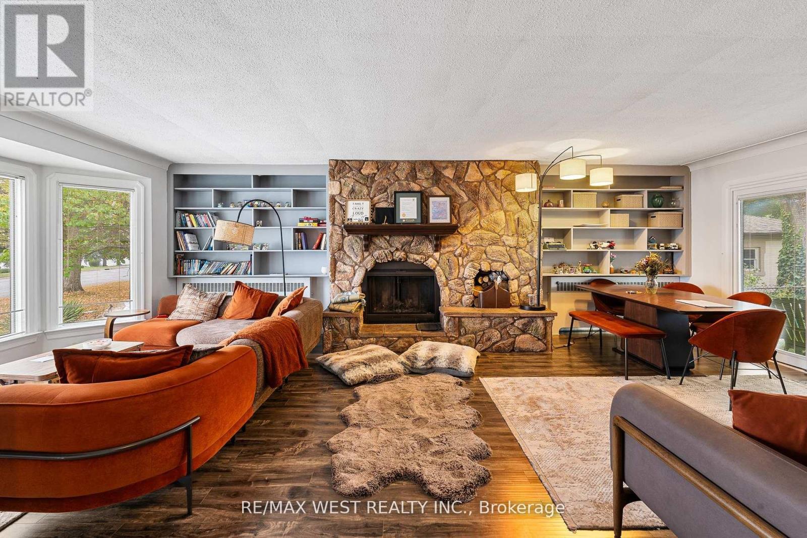 2437 Riverside Drive W, Windsor, ON - Indoor Photo Showing Living Room With Fireplace
