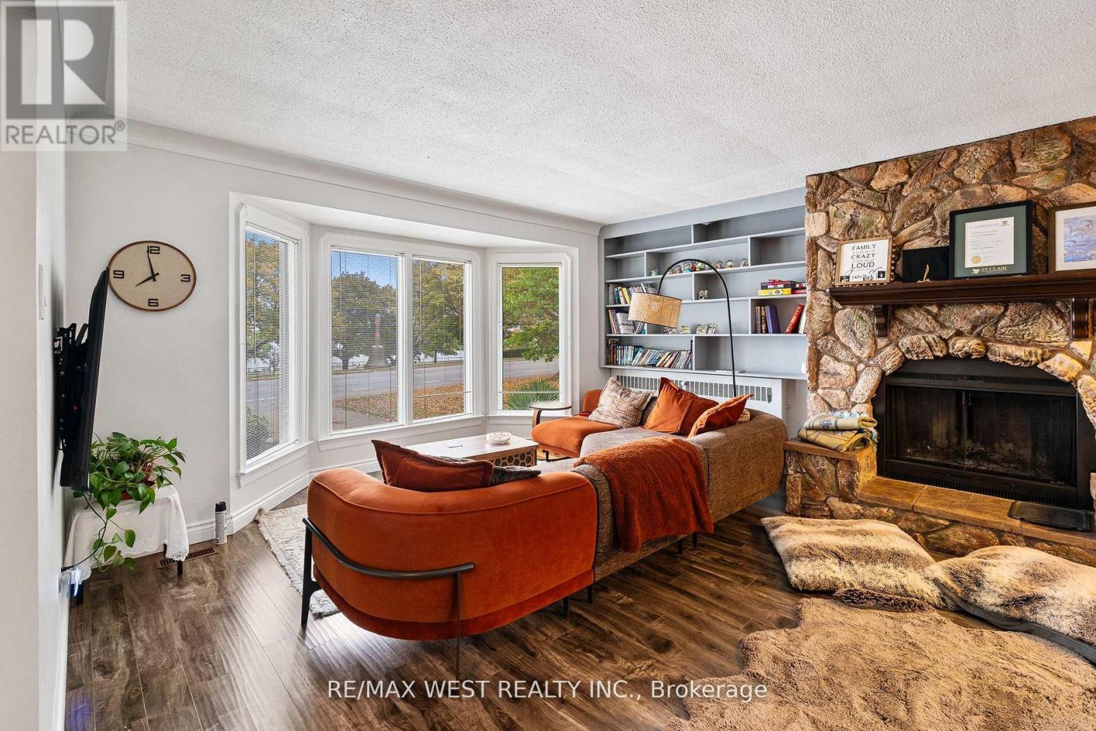 2437 Riverside Drive W, Windsor, ON - Indoor Photo Showing Living Room With Fireplace