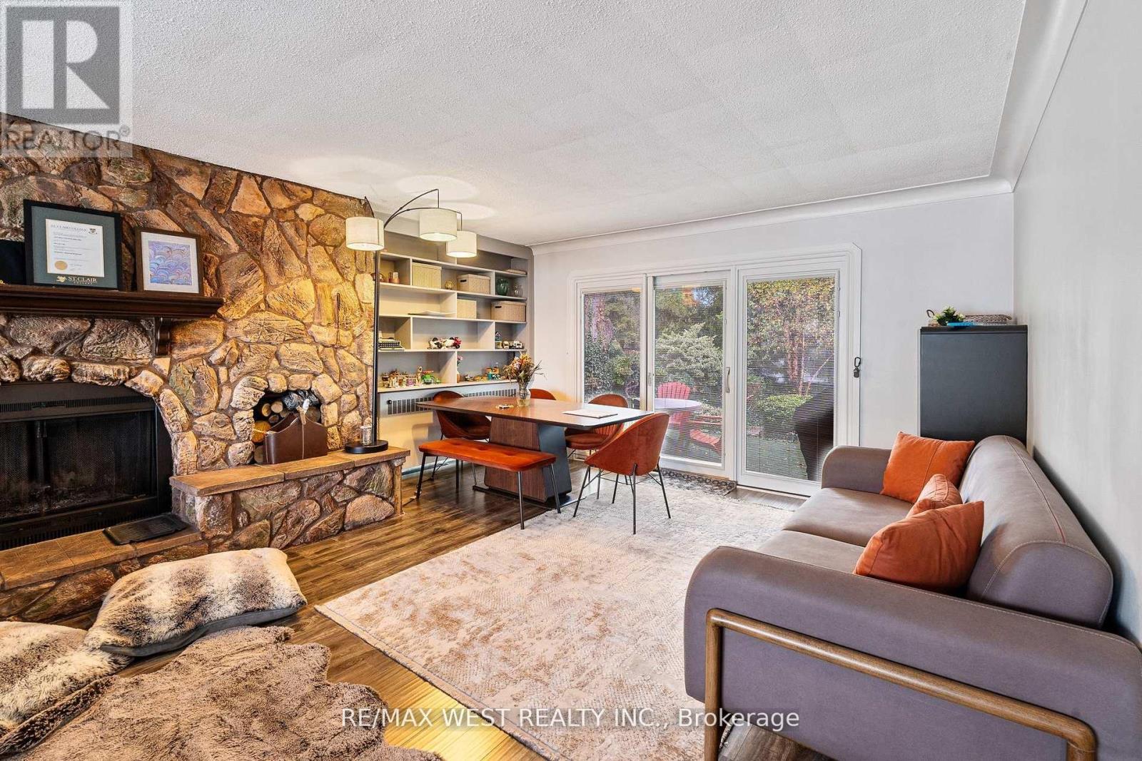 2437 Riverside Drive W, Windsor, ON - Indoor Photo Showing Living Room With Fireplace