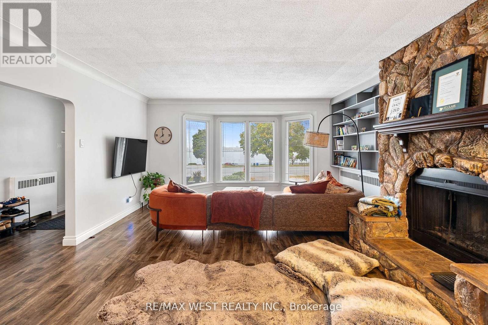 2437 Riverside Drive W, Windsor, ON - Indoor Photo Showing Living Room With Fireplace