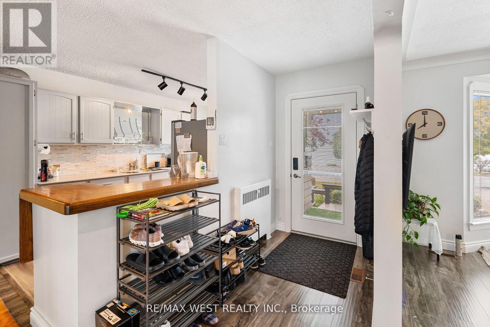 2437 Riverside Drive W, Windsor, ON - Indoor