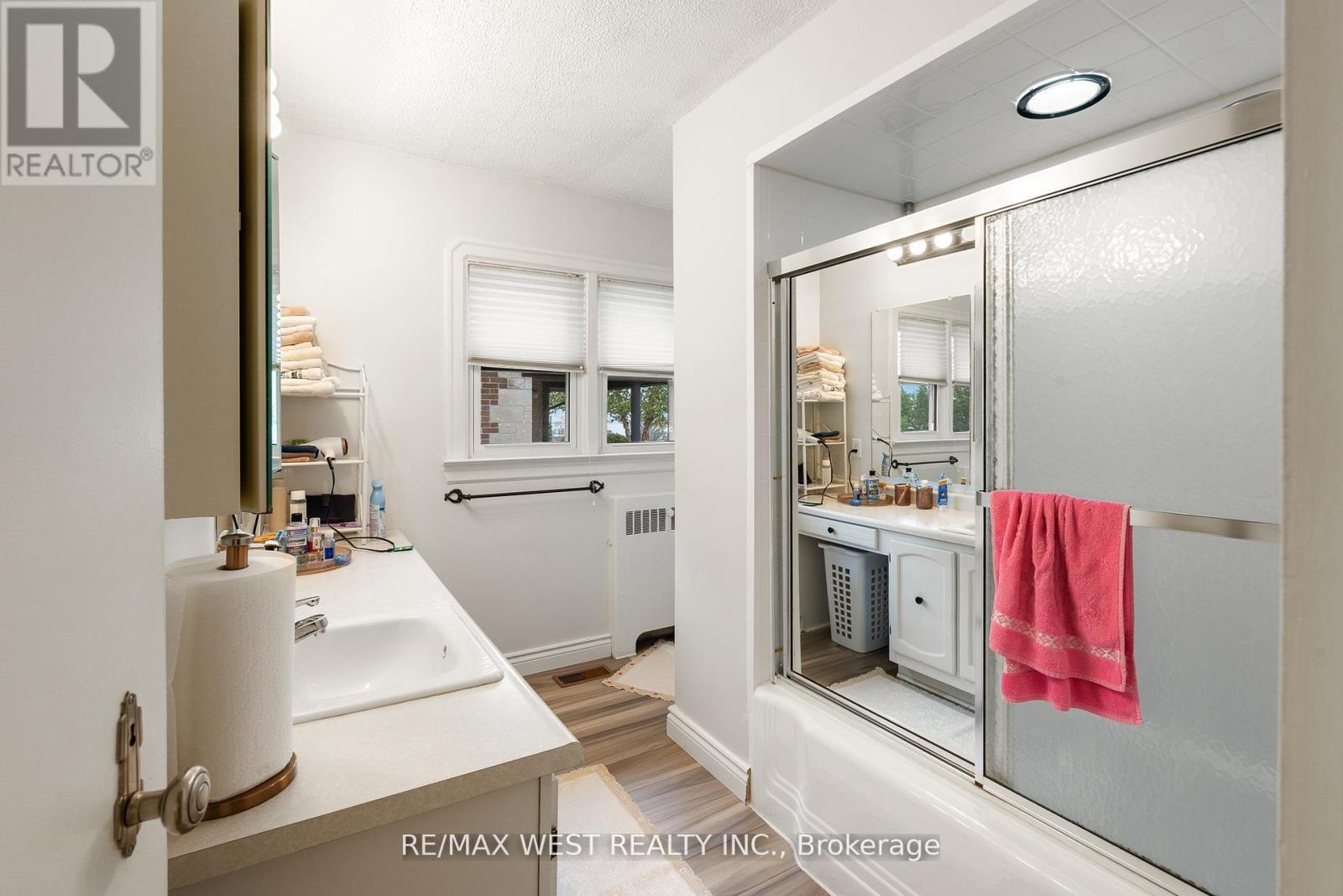 2437 Riverside Drive W, Windsor, ON - Indoor Photo Showing Bathroom