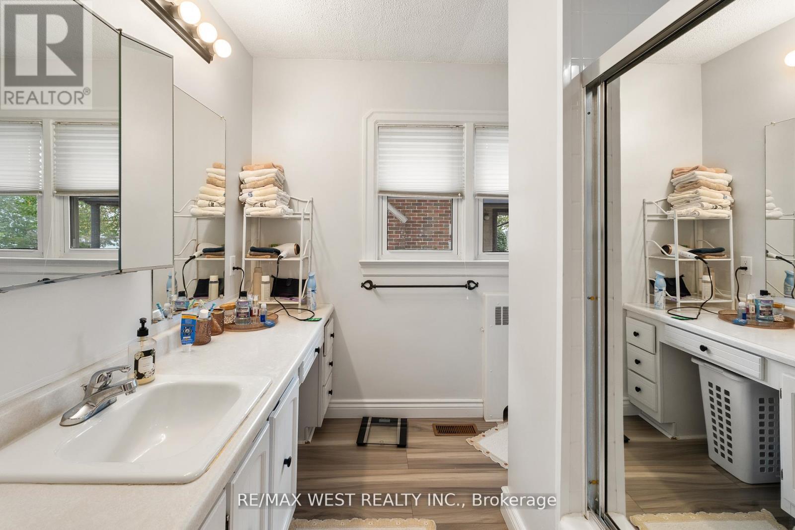2437 Riverside Drive W, Windsor, ON - Indoor Photo Showing Bathroom