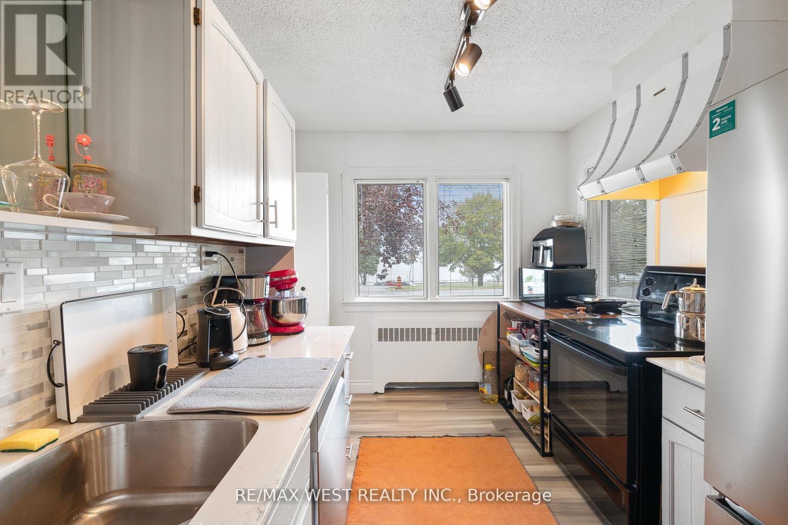 2437 Riverside Drive W, Windsor, ON - Indoor Photo Showing Kitchen