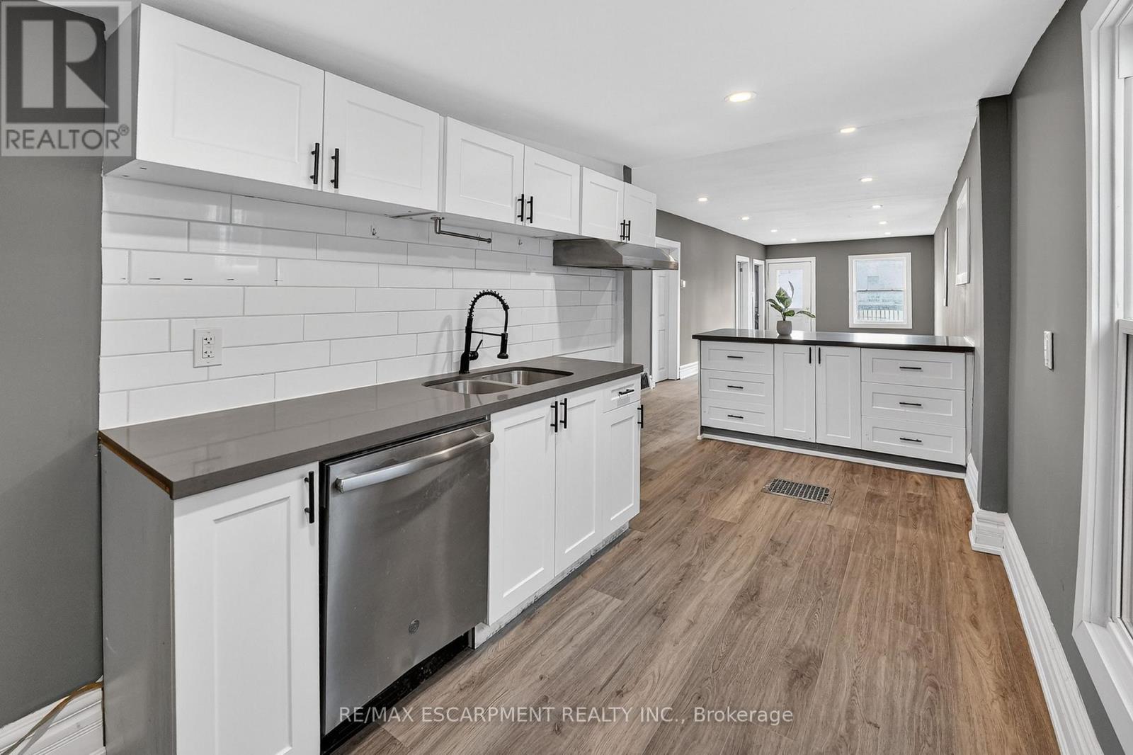 49 Allan Avenue, Hamilton, ON - Indoor Photo Showing Kitchen With Double Sink With Upgraded Kitchen